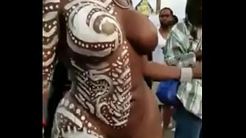 Negra buenota con culaso en carnaval