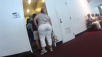 NYC MALL PAWG SHOWING OFF