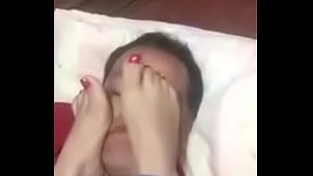 Ama Shely limpiando sus pies