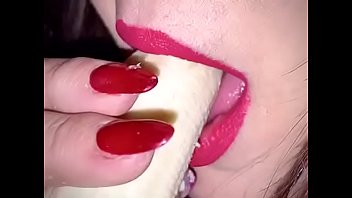 BABE DEMONSTRATES HOW SHE WOULD SUCK YOUR COCK USING A BANANA