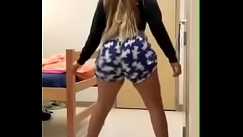 College chick booty clapping